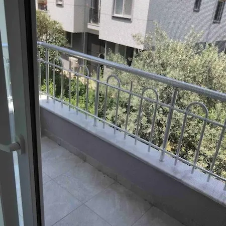 1+1 Esyali Ferah Ve Guzel Konum. *